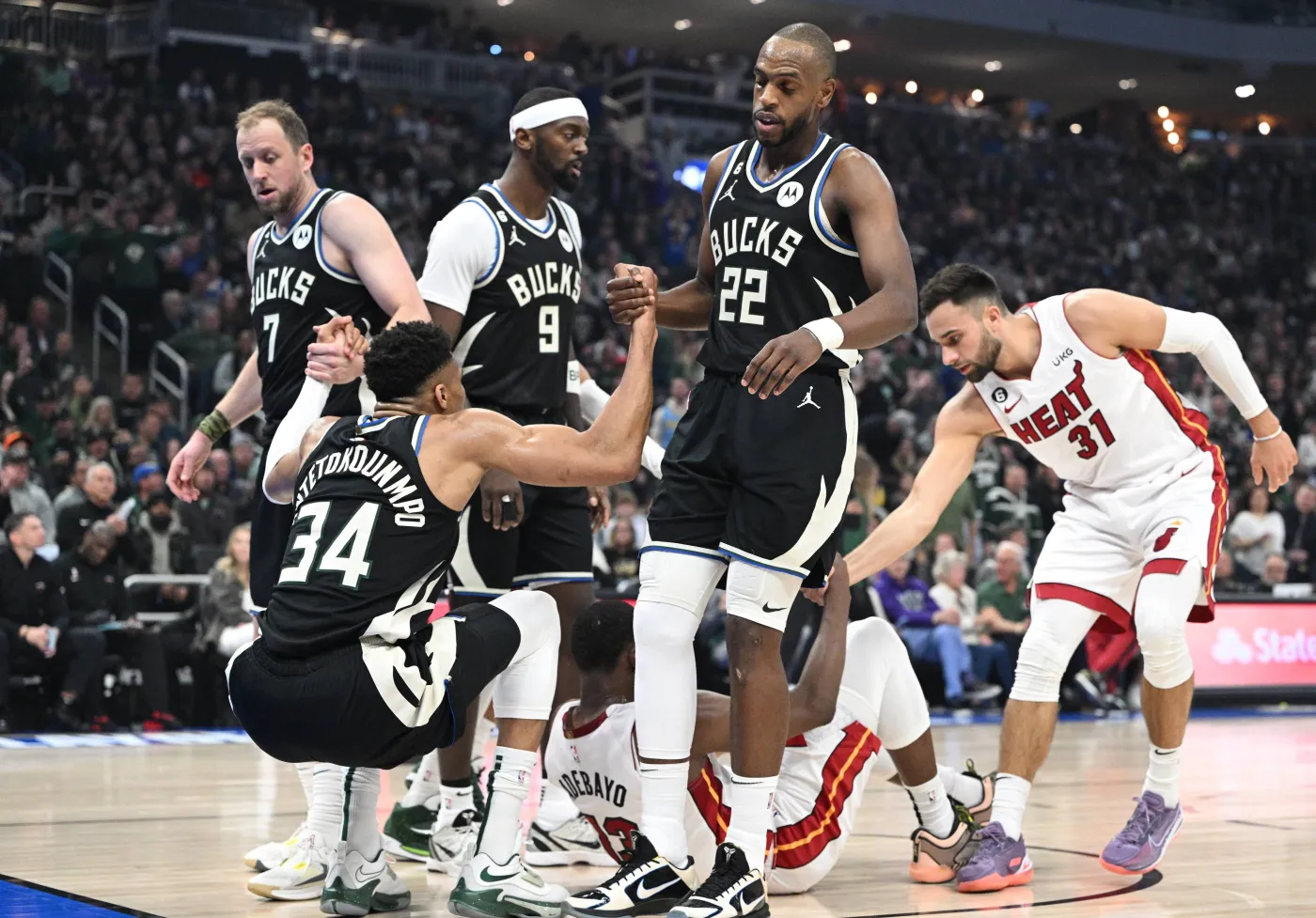 Giannis Antetokounmpo doznał urazu pleców. Bucks przegrali z Heat