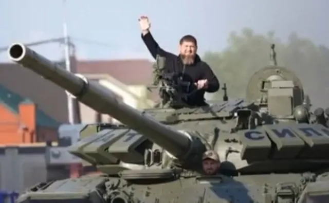 Kadyrow w czołgu T-72 pędzi na Kijów z nazistowskim salutem