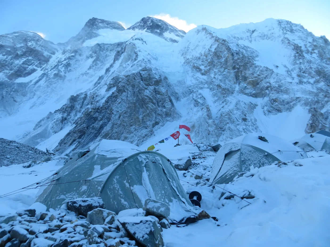 4748125-baza-wyprawy-w-tle-broad-peak.jpg