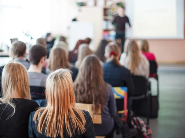 Dyrektorka szkoły oskarżona o fałszowanie dziennika. Sąd zmienia WYROK