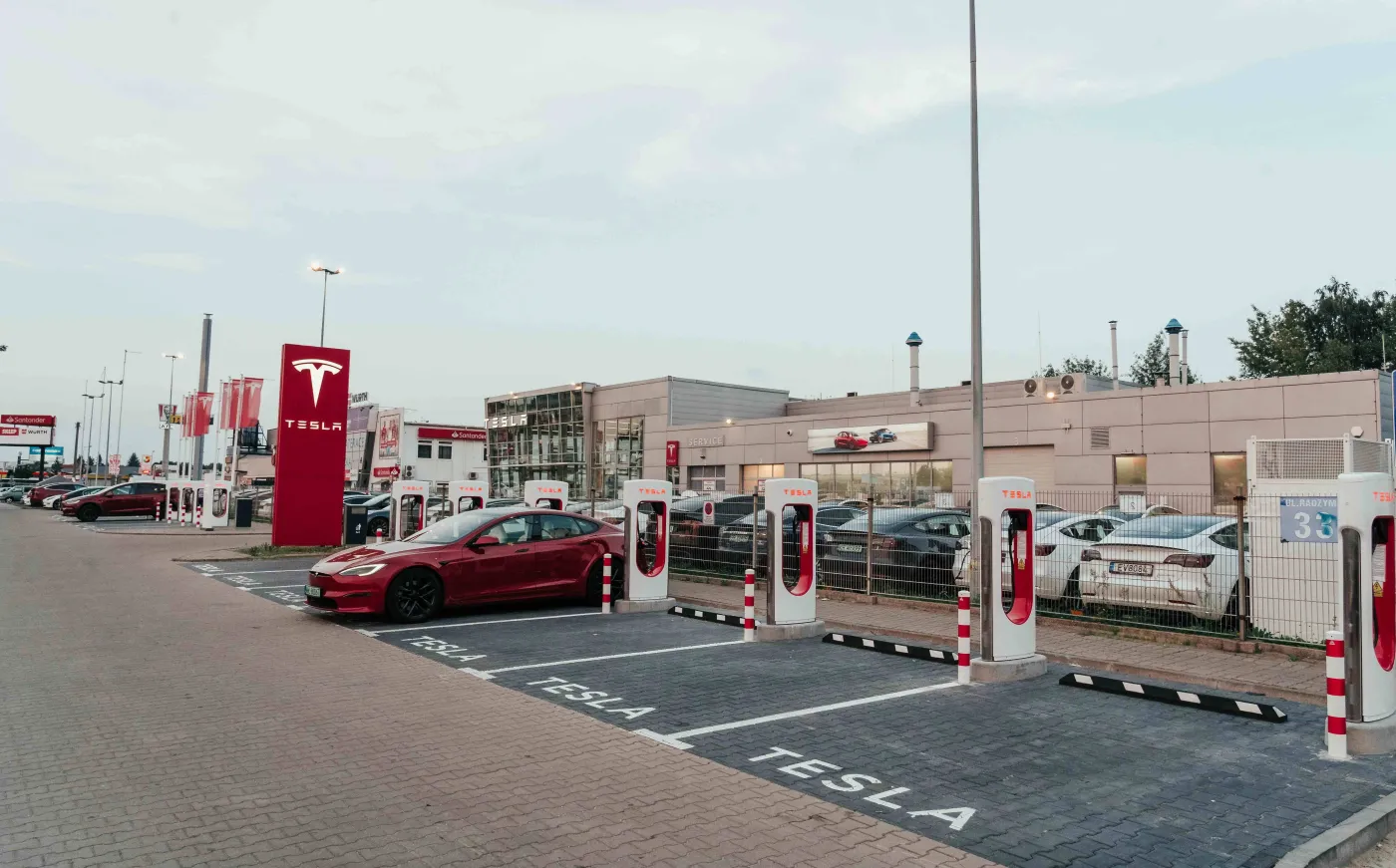 Nowy supercharger Tesli w Warszawie. Kiedy otwarcie?