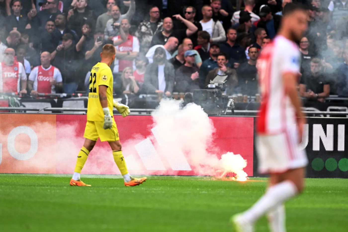 Mecz Ajaksu z Feyenoordem przerwany z powodu rac
