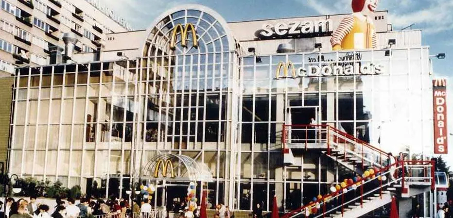Pierwszy McDonald's w Polsce. Ile trzeba było zapłacić za hamburgera? [FOTO]
