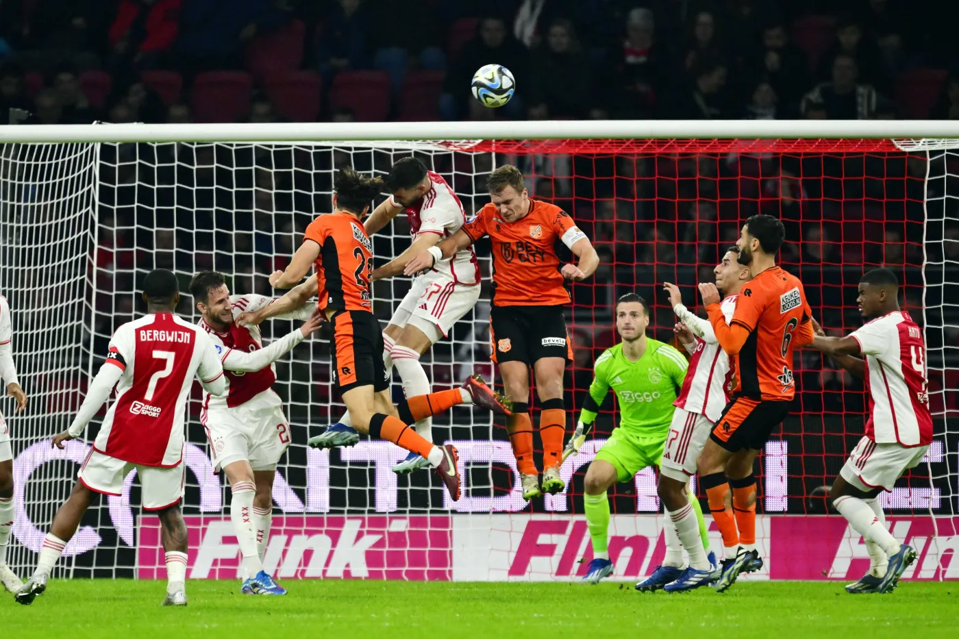 Efekt nowej miotły zadziałał. Ajax wygrał pierwszy mecz pod wodzą van t 'Schipa