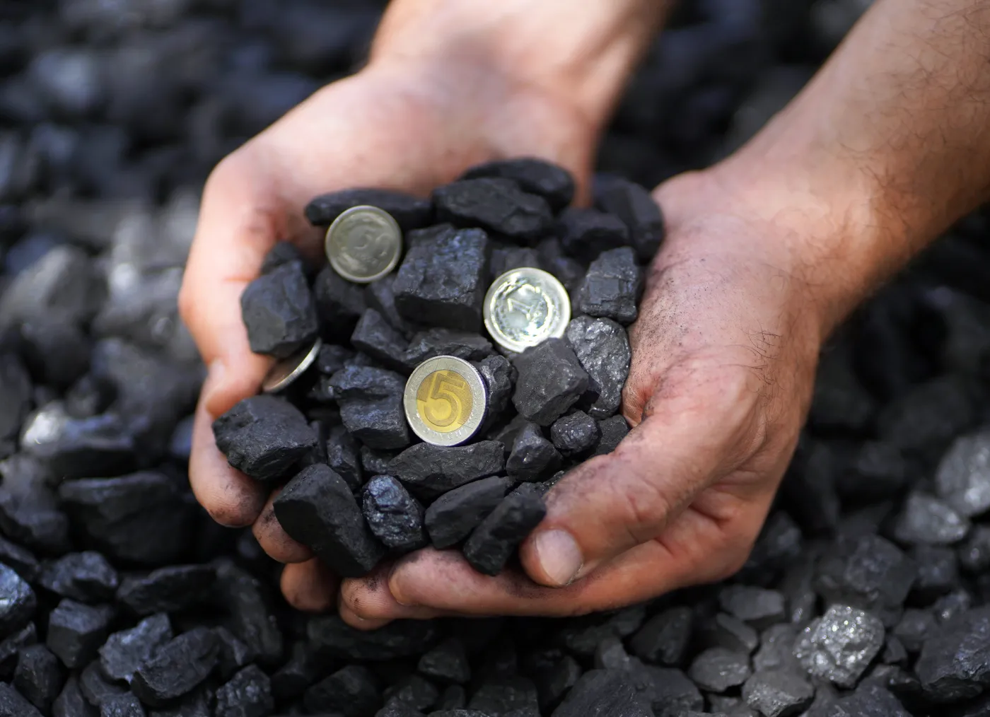 Węgiel Pieniądze Coal,Prices.,Coal,And,Coins,In,Coal,Miner,Hands.,Heating.money