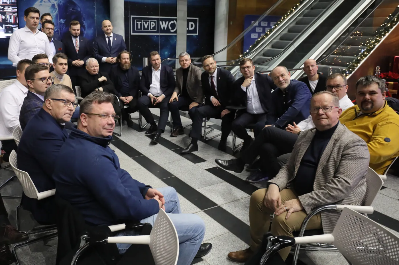 Politycy PiS w siedzibie TVP