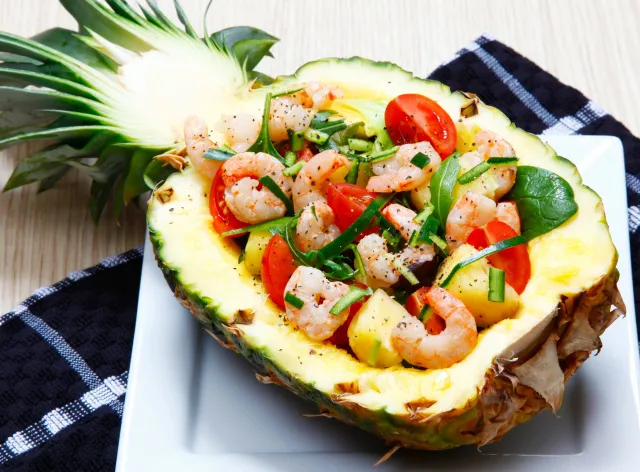 Sylwestrowy hit, czyli sałatki z ananasem. Jedną z nich uwielbia Magda Gessler [PRZEPISY]