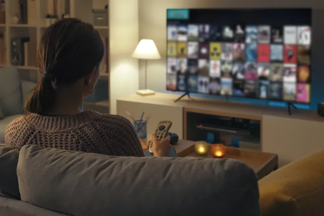 Jak podłączyć komputer do telewizora? Metody bezprzewodowe i z użyciem kabli