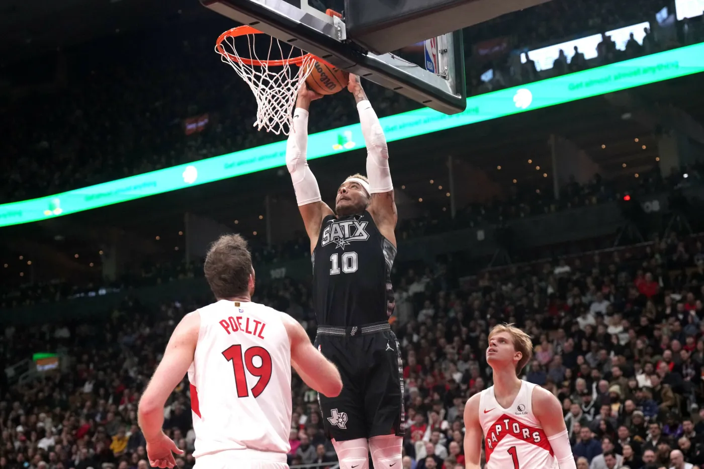 Liga NBA. Efektowne "wsady" Sochana w zwycięskim meczu z Raptors [WIDEO]