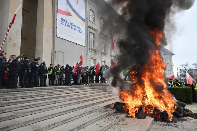 Płonęły opony, latały jajka. "Rolnicy zaczęli się rozjeżdżać"