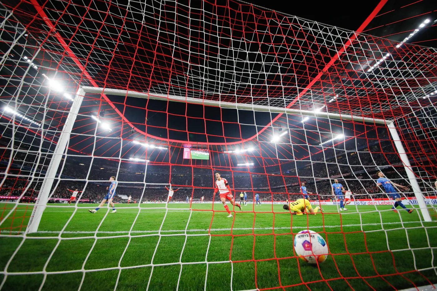 Bayern przerwał serię porażek. Harry Kane strzelił 27. gola [WIDEO]