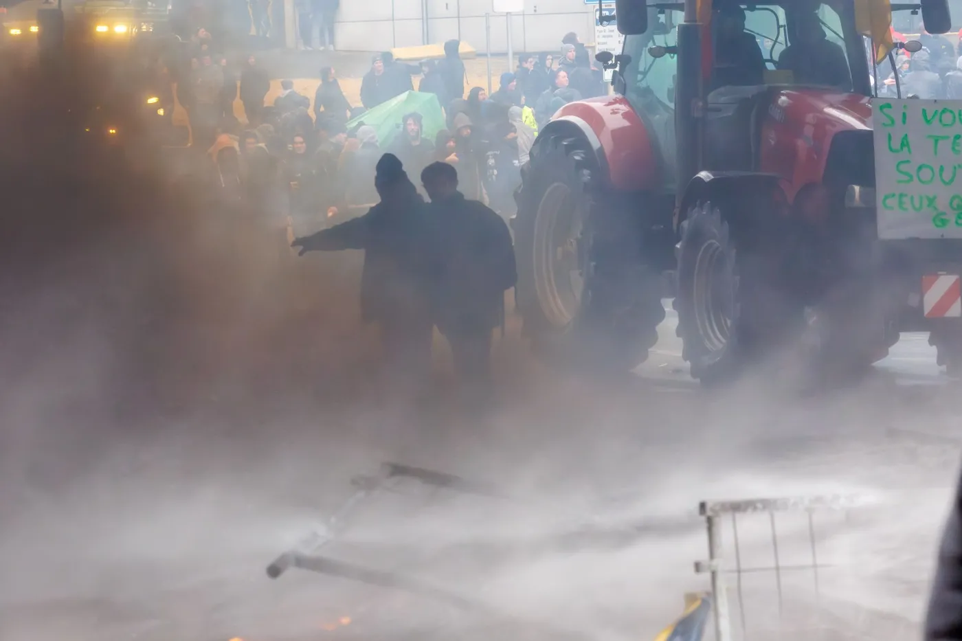 Płonące opony i starcia z policją. Wielki protest rolników w Brukseli