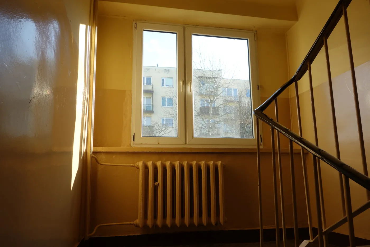 Warszawa: Strzykawki porozkładane na klatce. Obcokrajowcy wpadli na gorącym uczynku