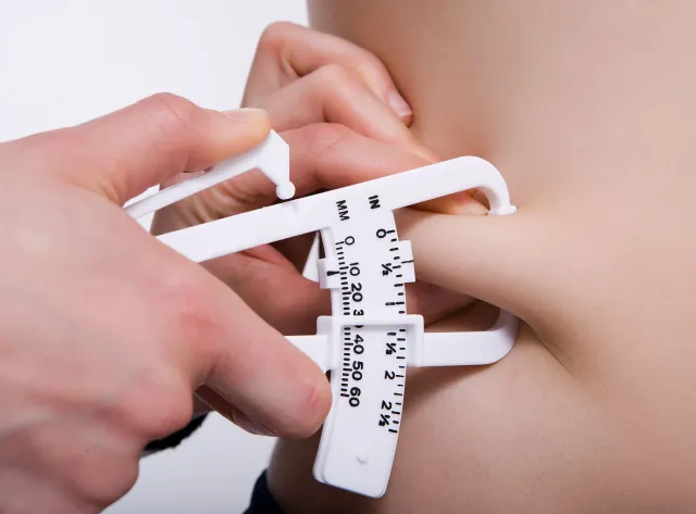 BMI cię okłamuje. Choć jest w normie, możesz być otyły