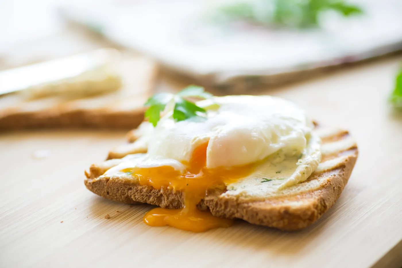Wielkanoc jajko jajka tost śniadanie kurczaki Święta Wielkanocne Wielkanocy Fried,Toast,Bread,With,Spread,And,Poached,Egg,,On,A 