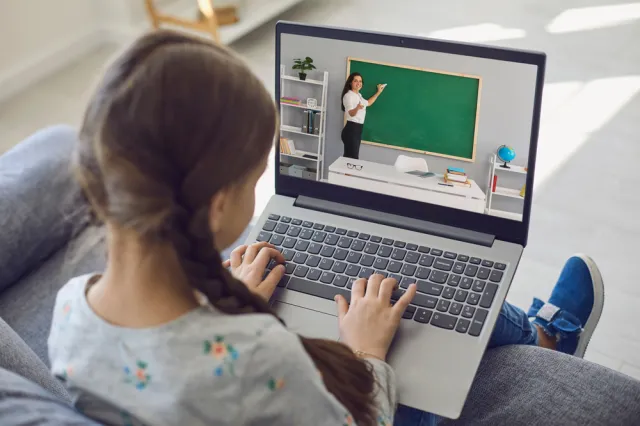 Pierwsi czwartoklasiści dostali laptopy. "Google nie zastąpi nauczycieli"