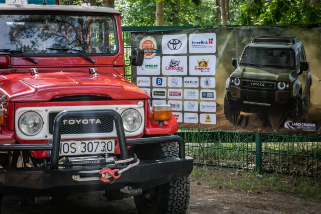 Toyota Land Cruiser rozbiła bank. Polacy szaleją na jej punkcie