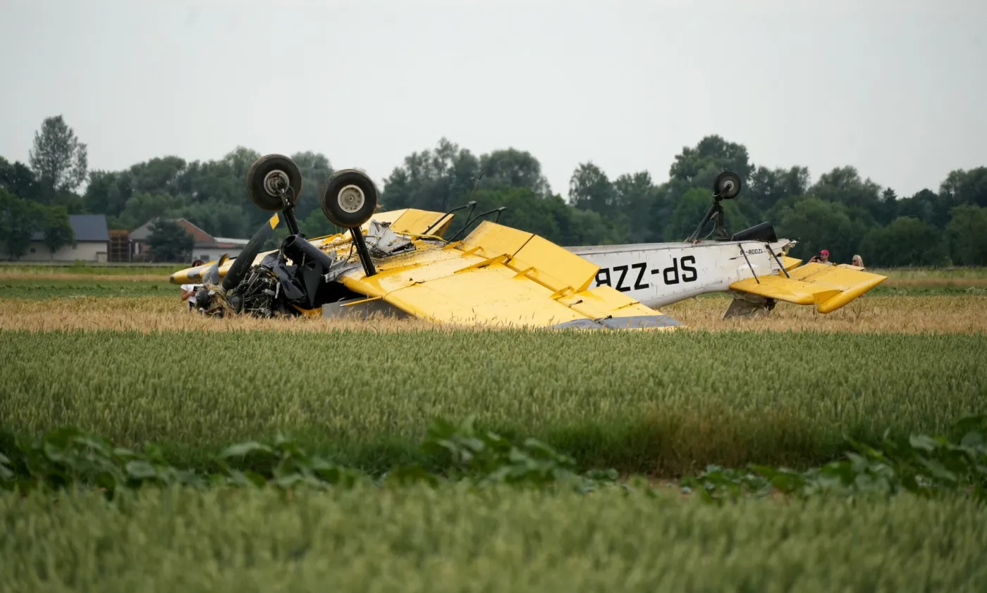 Dramatyczne sceny pod Warszawą. Awaryjne lądowanie, samolot koziołkował
