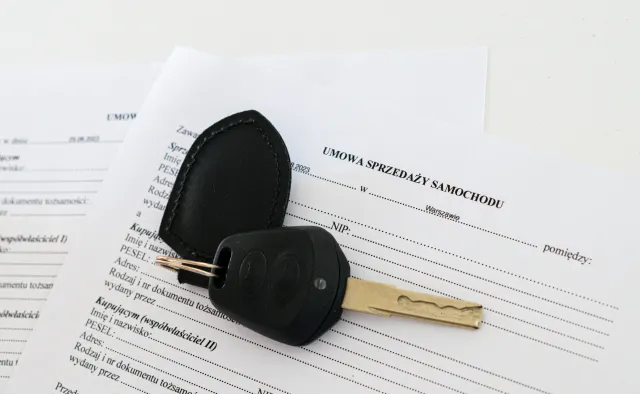 Umowa kupna-sprzedaży. Czy można kupić auto bez dowodu osobistego? Wyjaśniamy