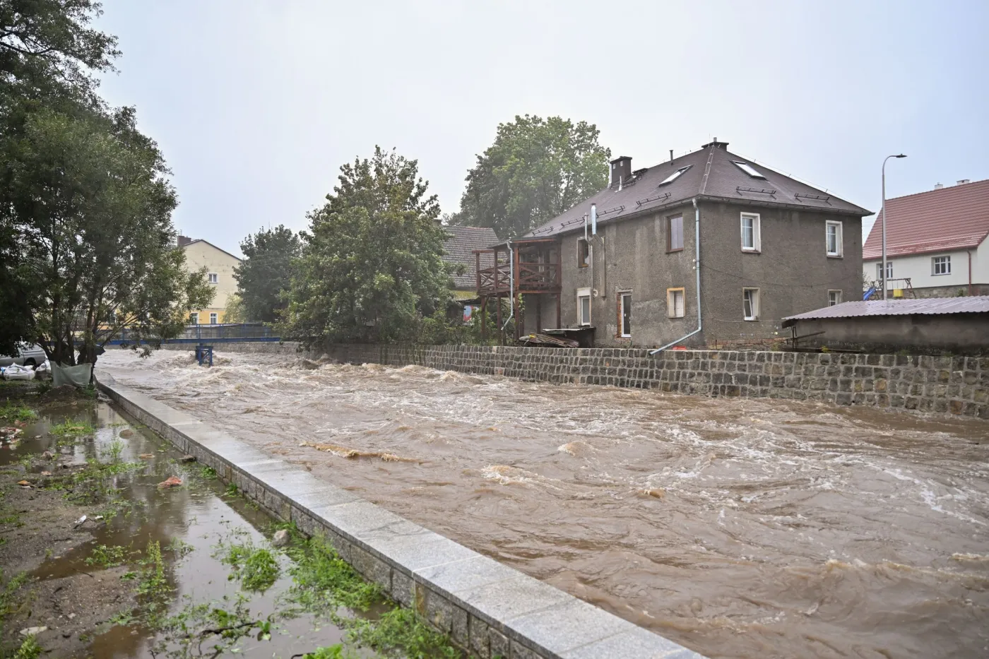 Ewakuacja kolejnych ulic w Lądku-Zdroju. "Sytuacja w mieście jest krytyczna"