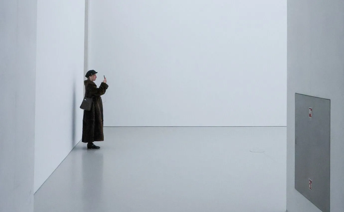 Czapka jako dzieło sztuki? Zaskakujący żart w Muzeum Sztuki Nowoczesnej w Warszawie