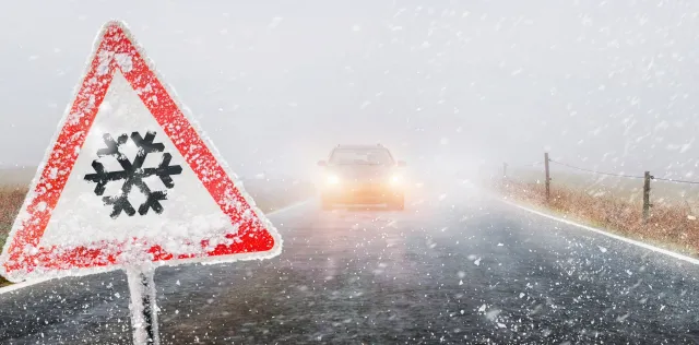 Duże utrudnienia na drogach. Śnieg, mgła i błoto [PROGNOZA POGODY]