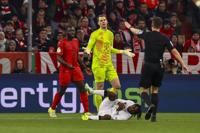 Manuel Neuer wyleciał z boiska, a Bayern Monachium z Pucharu Niemiec