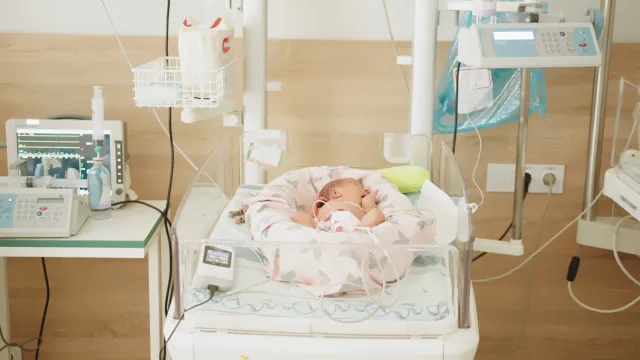 Szokujące odkrycie w Łodzi. W pustostanie znaleziono noworodka