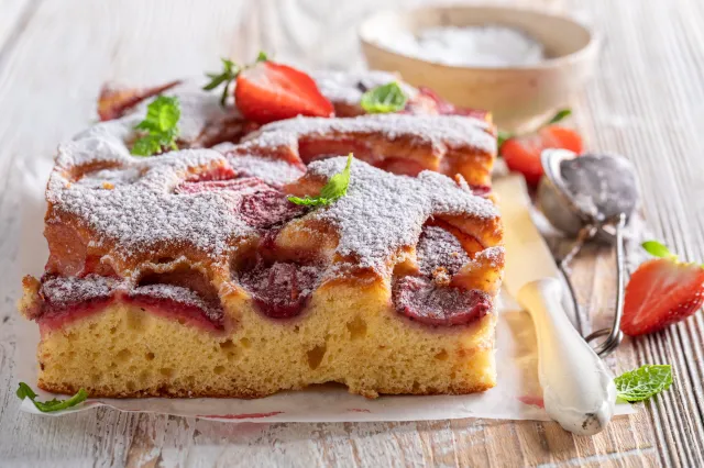 Ciasto truskawkowe jak u babci, zniknie w mgnieniu oka. Tak robi je Remigiusz Rączka
