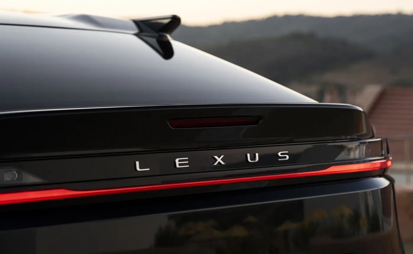 Nowy Lexus RZ 550e F SPORT