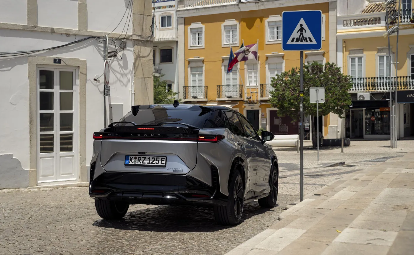 Nowy Lexus RZ 550e F SPORT