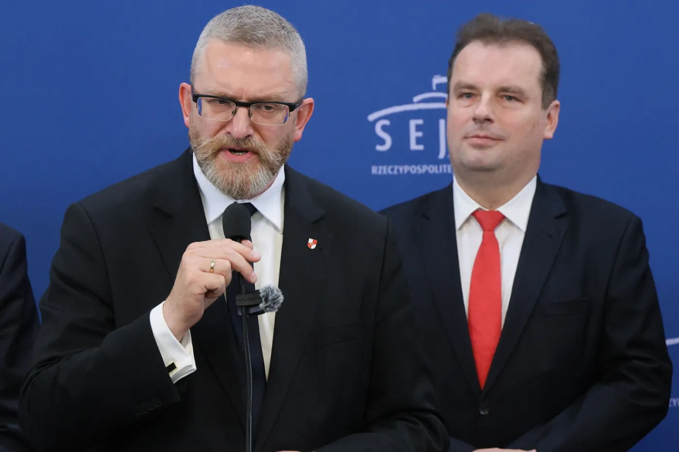 Wojna na prawicy? Braun rozpoczął walkę o wyborców Konfederacji