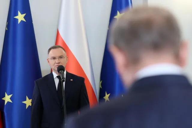 Starcie Dudy z Tuskiem o Bąkiewicza. Prezydent odciął się premierowi i... zareklamował swoją książkę