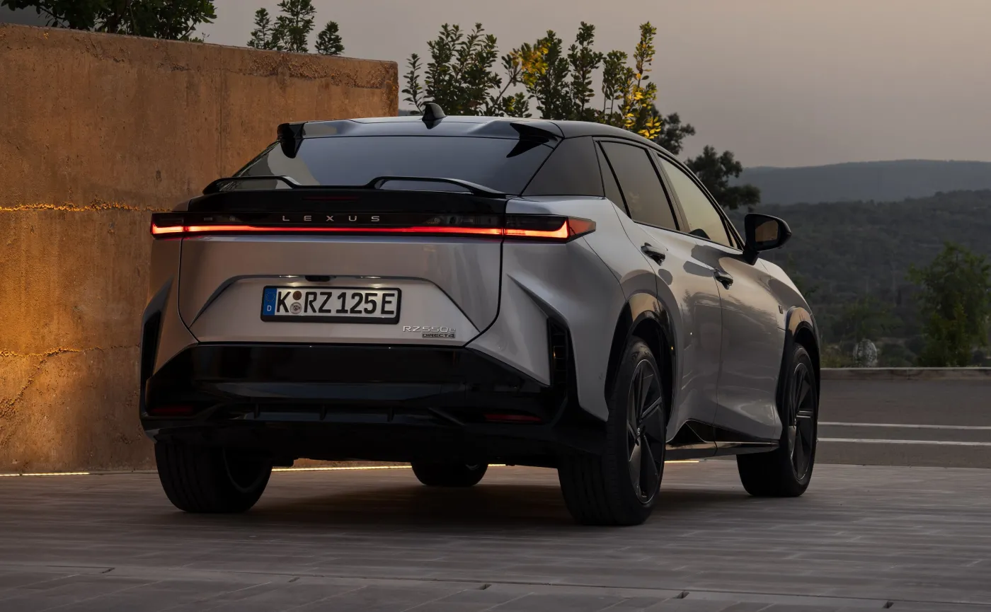 Nowy Lexus RZ 550e F SPORT