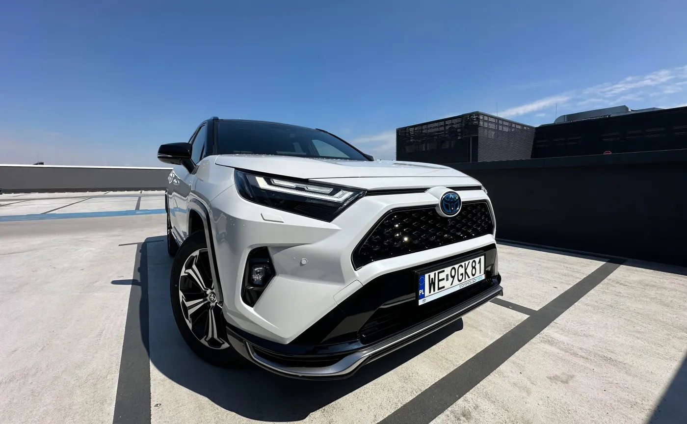 Ma silnik 2.5 i spala 3,7 l na 100 km. Toyota trzęsie rynkiem. Cena hitem