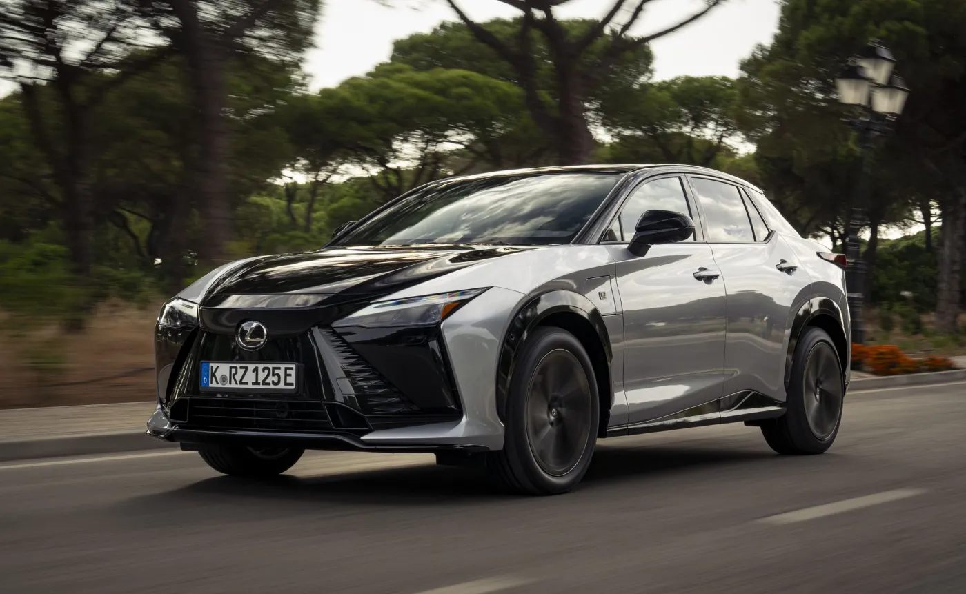 Lexus RZ to pierwszy z trzech nowych modeli, które japońska marka wprowadzi na rynek do marca 2026 roku