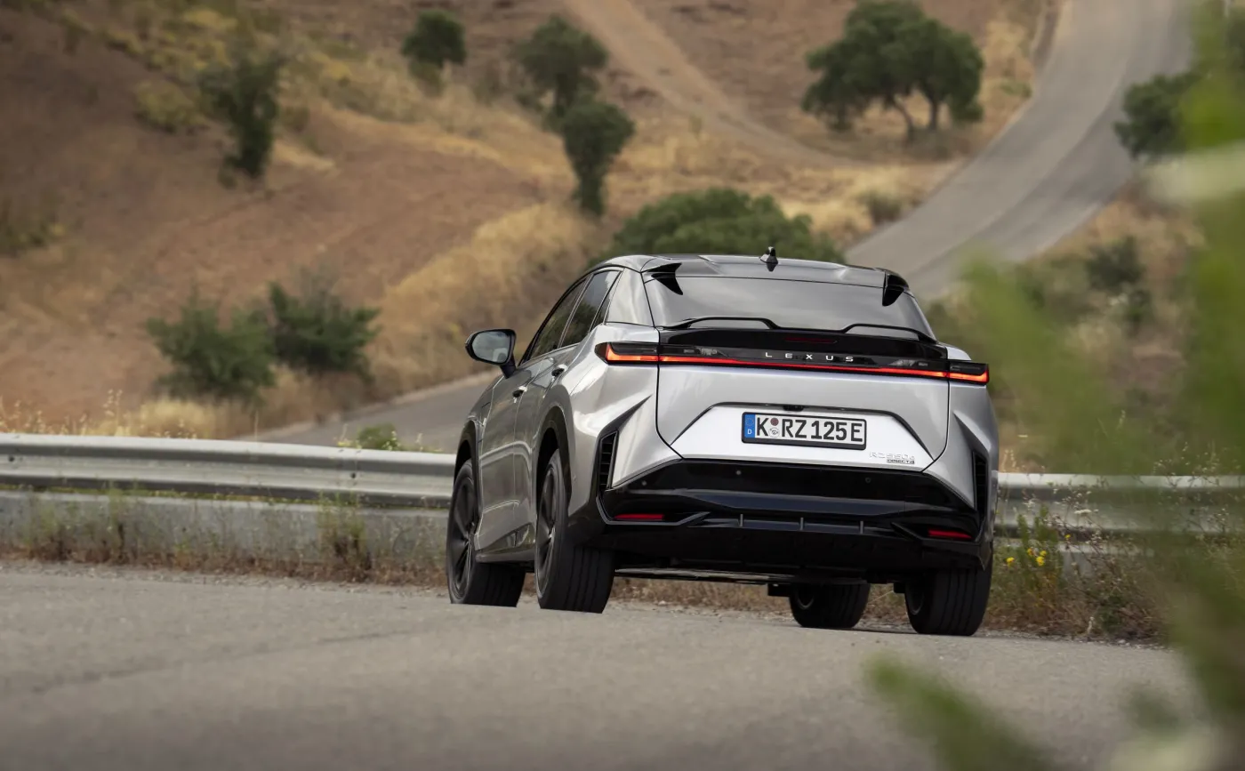 Nowy Lexus RZ 550e F SPORT