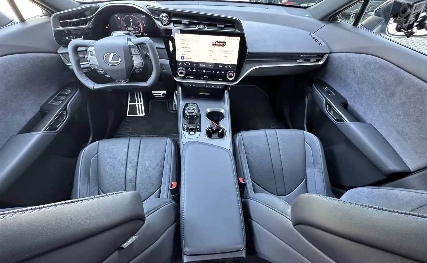 Nowy Lexus RZ 550e F SPORT