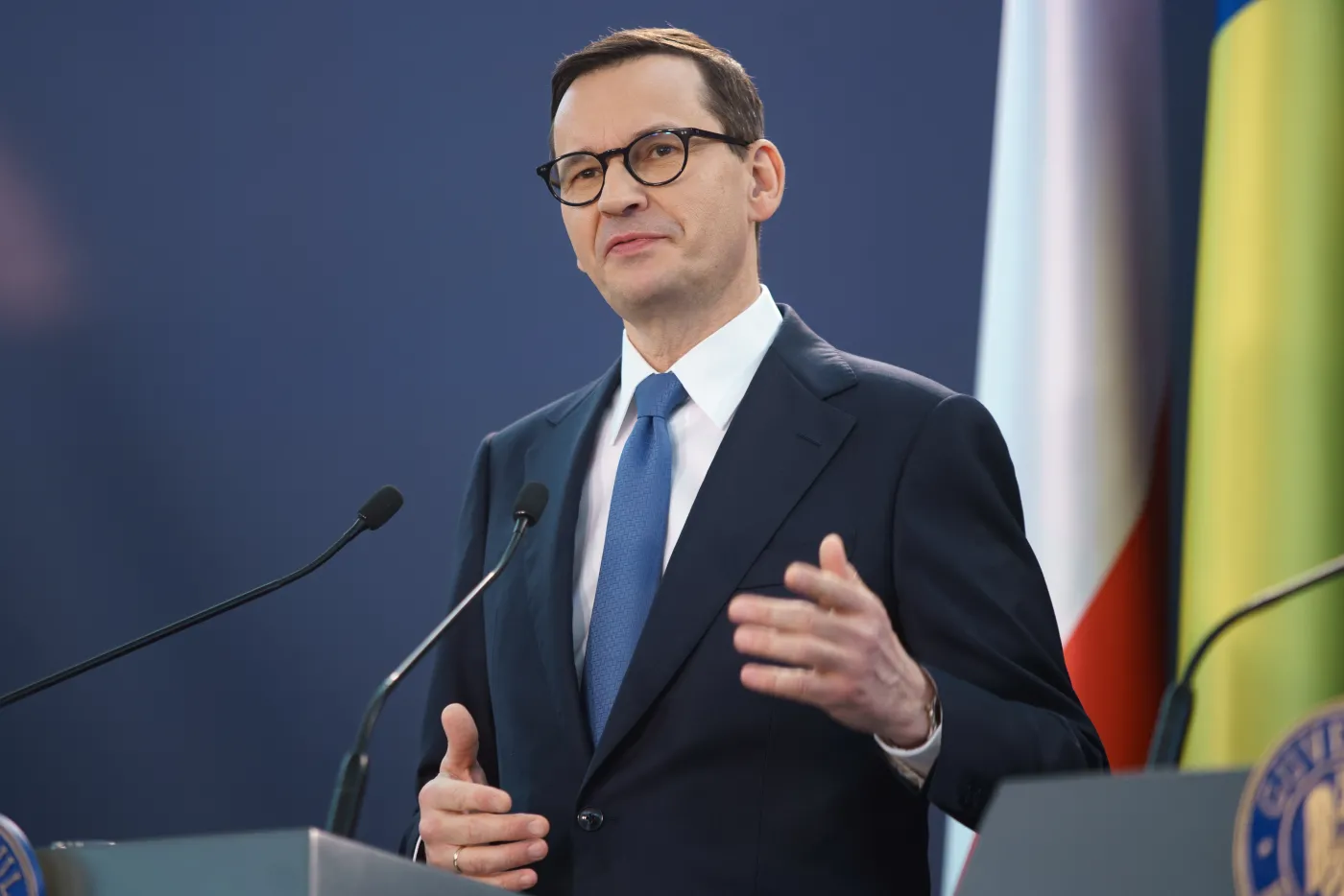 Morawiecki odpowiada Tuskowi ws. plakatów na Węgrzech. "Cynik, kuglarz"