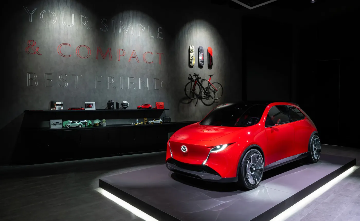Nowa Mazda Vision X-Compact to najnowsze dzieło japońskiej marki z Hiroszimy. Gdyby już jutro weszła do sprzedaży, to fabryka mogłaby nie nadążyć z produkcją. Co w niej tak niezwykłego? Czego mogą spodziewać się kierowcy? 
