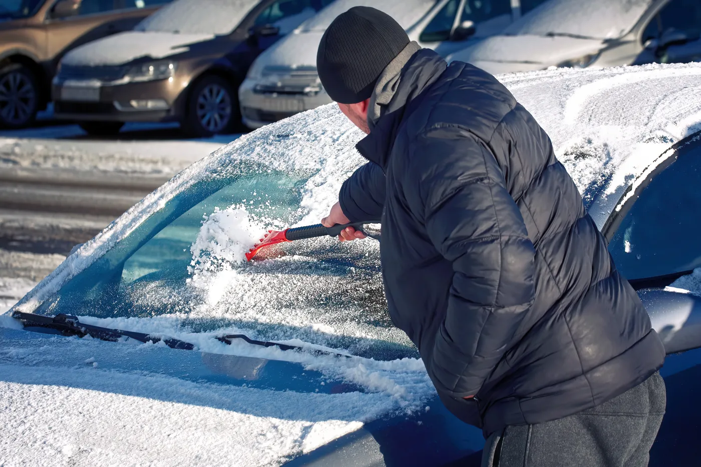 Zmieszaj z wodą i spryskaj zamarzniętą szybę w samochodzie. Skrobaczka nie będzie potrzebna