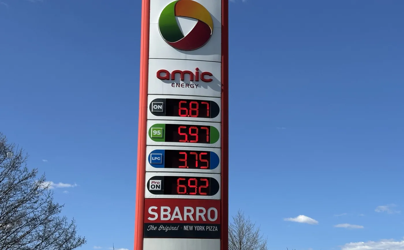 Pylon stacji Amic Energy z cenami paliw: benzyna 95 za 5,97 zł, diesel za 6,87 zł