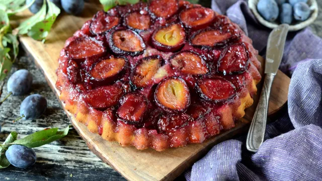 "Odwrócona" tarta ze śliwkami. Jesienne i pyszne ciasto, które robi się w mig