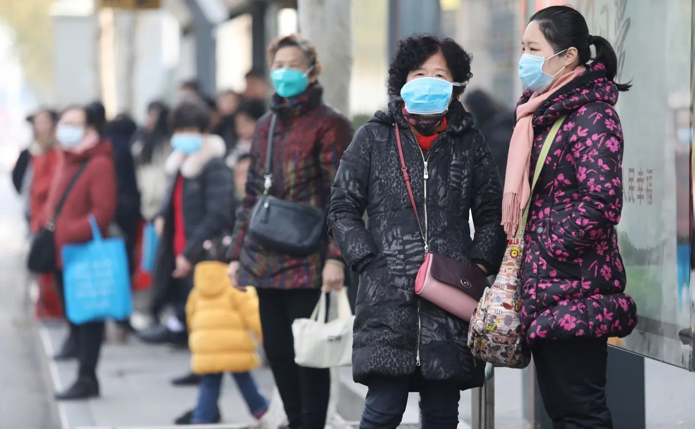 Wuhan, mieszkańcy w maskach