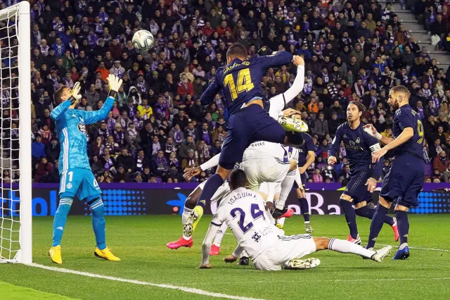 Liga hiszpańska: Real skorzystał na potknięciu Barcelony i został liderem [WIDEO]