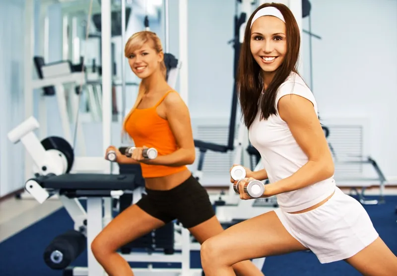 Trening na siłowni może fatalnie wpływać na... kondycję włosów!