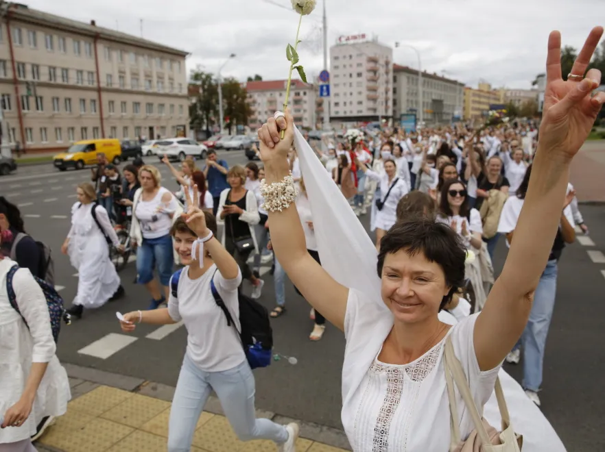 Mińsk ugiął się pod naporem protestów w kraju. Białorusini odzyskali dostęp do sieci