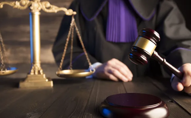 Rząd jednym daje, a innym odbiera, czyli wątpliwe oszczędności w polskich sądach