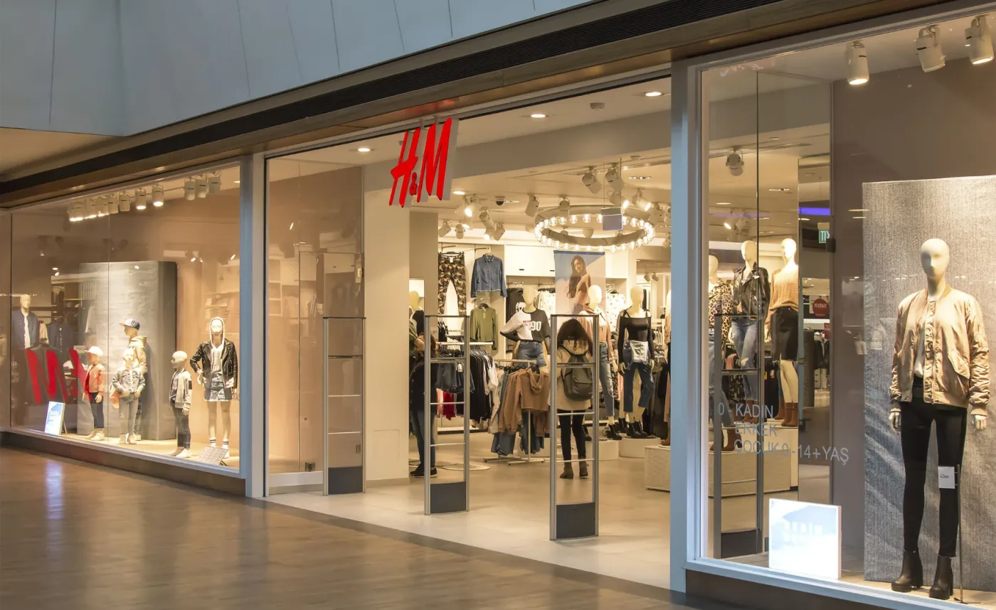 Schyłek szybkiej mody? Tylko stacjonarnej. H&M zamyka 250 sklepów
