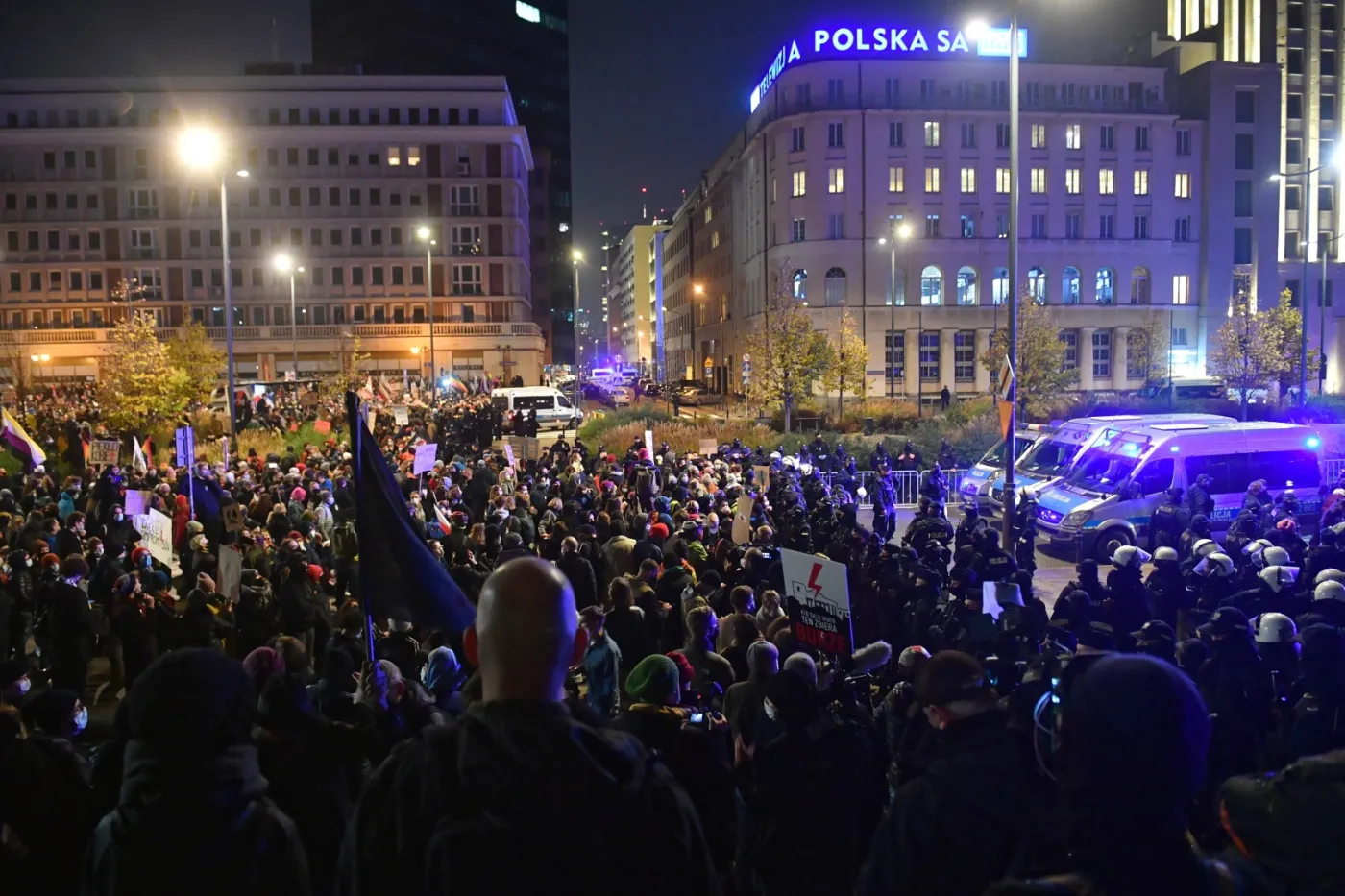 70 proc. Polaków popiera demonstracje uliczne w ramach Strajku Kobiet [SONDAŻ]